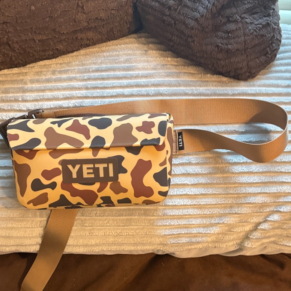 YETI 1 L sidekick including strap. Brown and Tan Camouflage Belt Bag
